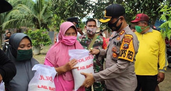 Peduli Kemanusiaan, AKBP Deni Kurniawan Bantu Korban Banjir di Labuhanbatu Utara Peduli Kemanusiaan, AKBP Deni Kurniawan Bantu Korban Banjir di Labuhanbatu Utara