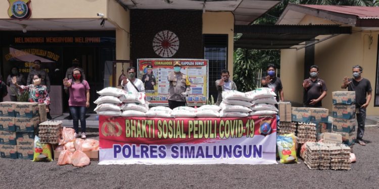 AKBP Heribertus Ompusunggu Bagikan 50 Paket Sembako kepada Pekerja Seni AKBP Heribertus Ompusunggu Bagikan 50 Paket Sembako kepada Pekerja Seni