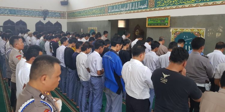 Mau Demo Ke Jakarta 174 Pelajar Diajak Kapolres Sholat