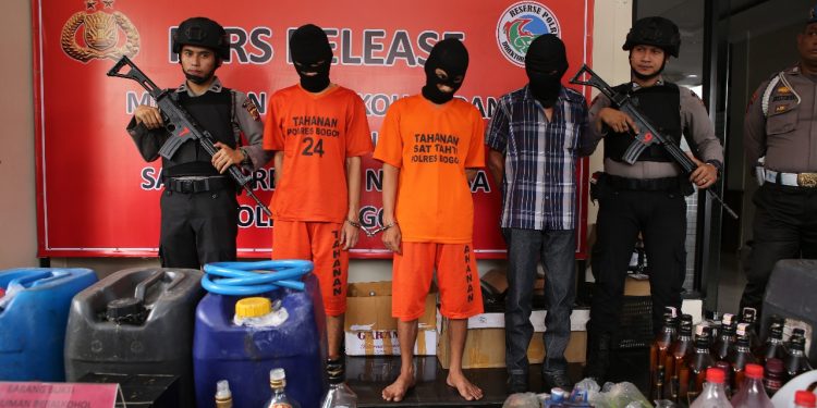 Pengoplos Minuman Keras Merek Impor Dibekuk