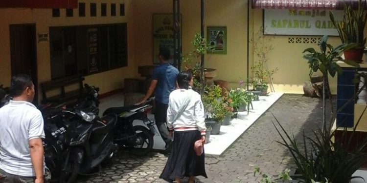 Dimintai Kunci Kontrakan, Istri Pegawai Damkar Siramkan Kuah Lontong Panas ke Pemilik Rumah Dimintai Kunci Kontrakan, Istri Pegawai Damkar Siramkan Kuah Lontong Panas ke Pemilik Rumah