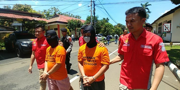 Pelaku Pembunuhan Yun Siska Rohani, Wanita Cantik yang Ditemukan Tewas Setengah Telanjang Ternyata Driver Taksi Online Pelaku Pembunuhan Yun Siska Rohani, Wanita Cantik yang Ditemukan Tewas Setengah Telanjang Ternyata Driver Taksi Online