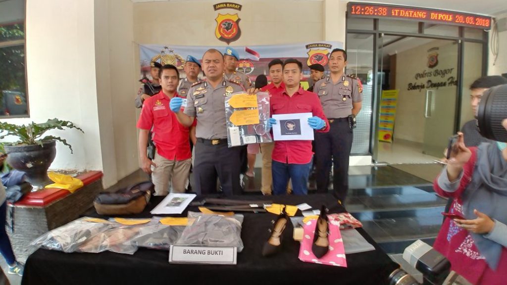 Pelaku Pembunuhan Yun Siska Rohani, Wanita Cantik yang Ditemukan Tewas Setengah Telanjang Ternyata Driver Taksi Online Pelaku Pembunuhan Yun Siska Rohani, Wanita Cantik yang Ditemukan Tewas Setengah Telanjang Ternyata Driver Taksi Online