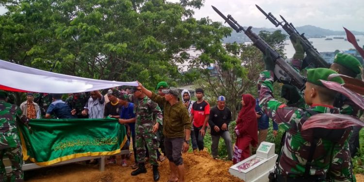 Danramil Loa Janan Pimpin Upacara Pemakaman Militer Serda Kasih Utomo