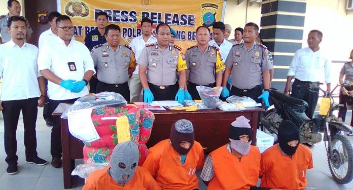 Sadis! Asiroh Br Nasution, Guru SMP N 1 Dibunuh dan Diperkosa. Pelaku Sempat Kabur ke Siantar lalu ke Jambi Sadis! Asiroh Br Nasution, Guru SMP N 1 Dibunuh dan Diperkosa. Pelaku Sempat Kabur ke Siantar lalu ke Jambi