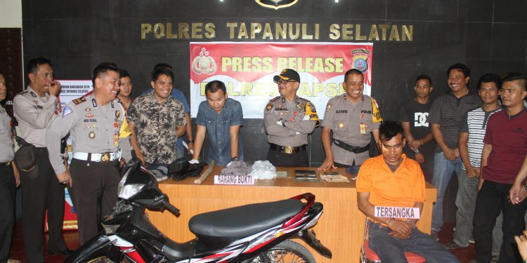 Pembunuh Hj Hanum Harahap Diringkus dari Warung Hasibuan Di Sipirok Pembunuh Hj Hanum Harahap Diringkus dari Warung Hasibuan Di Sipirok