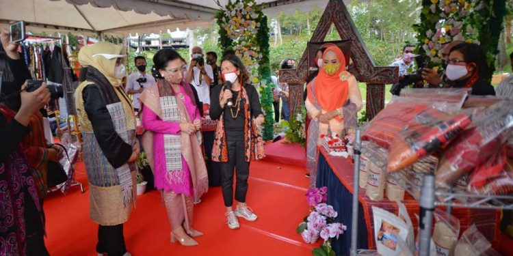 Kemenhub dan Dekranas Beri Pelatihan Wirausaha Digital Kepada Pengrajin Di Toba