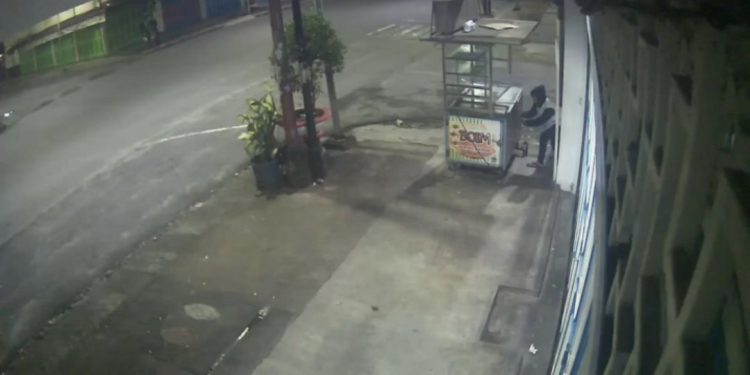 Waspada Kejahatan di Tengah Pandemi Corona, Pencurian di Jalan Sutomo Terekam CCTV Waspada Kejahatan di Tengah Pandemi Corona, Pencurian di Jalan Sutomo Terekam CCTV