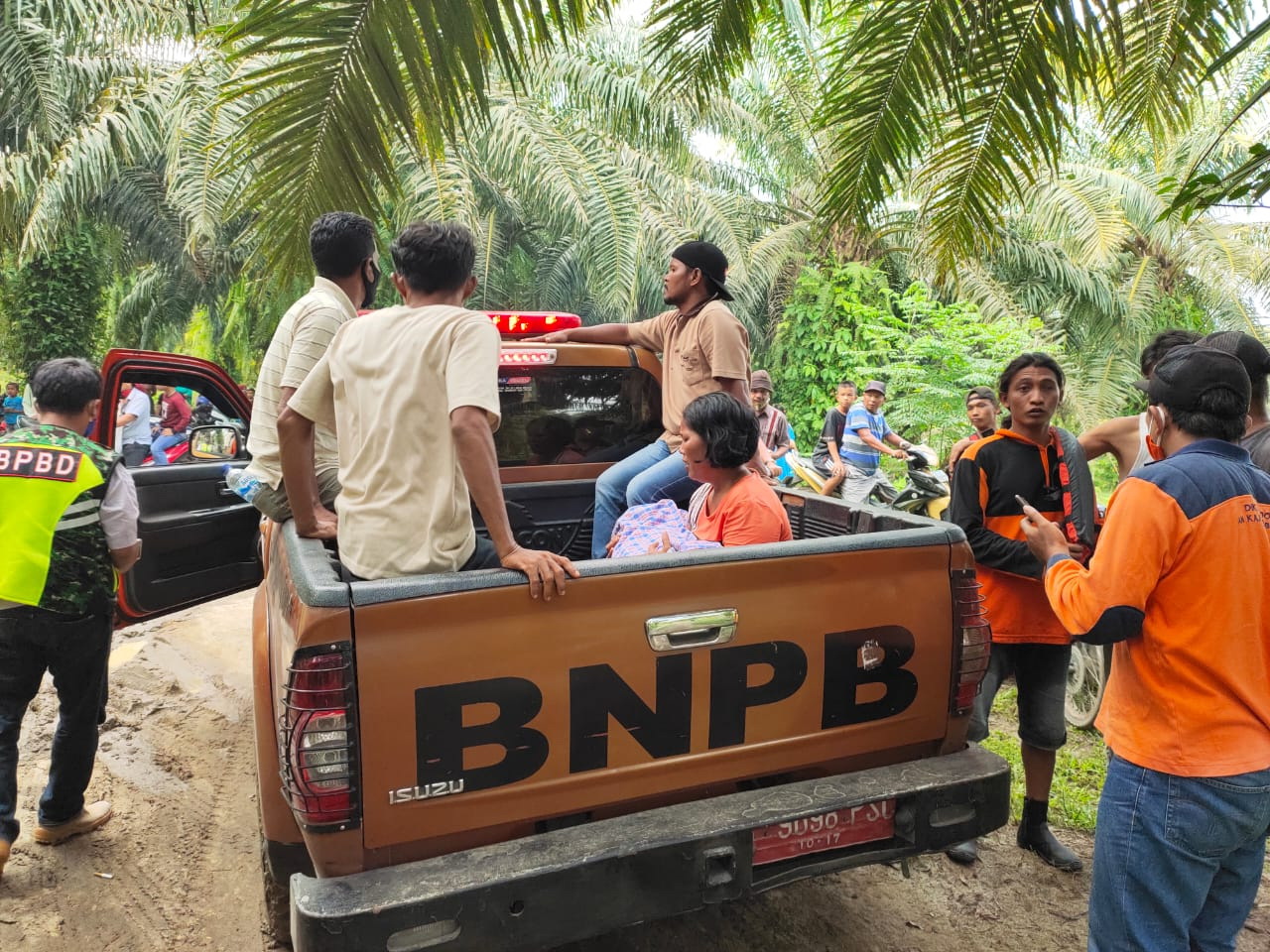 Asik Nongkrong di Tempat Pejual Gorengan, Irnawati Sianturi Tak Sadar Anaknya Risky Sitorus Tewas Tenggelam di Saluran Irigasi