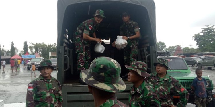 Prajurit Satgas Yonif 126/ Kala Cakti Dikerahkan Bantu Korban Banjir Sentani Prajurit Satgas Yonif 126/ Kala Cakti Dikerahkan Bantu Korban Banjir Sentani