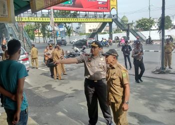 Petugas Gabungan, Ormas IPK Tertibkan PKL di Pajak dan Tepi Jalan