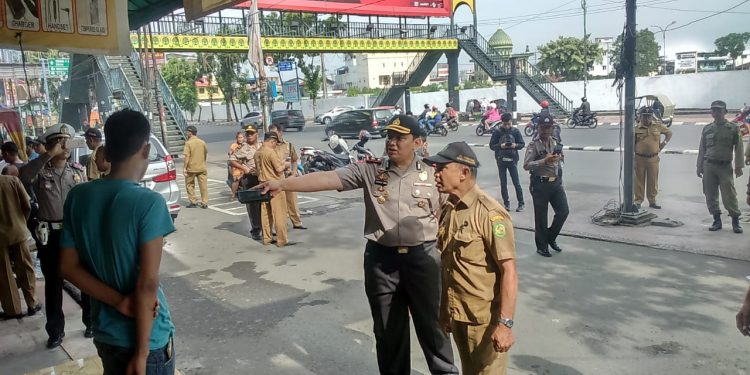 Petugas Gabungan, Ormas IPK Tertibkan PKL di Pajak dan Tepi Jalan Petugas Gabungan, Ormas IPK Tertibkan PKL di Pajak dan Tepi Jalan