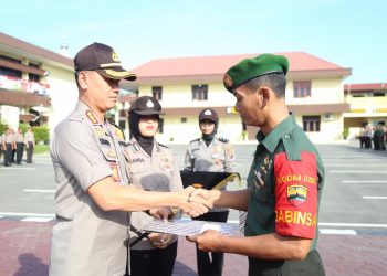 Berhasil Gagalkan Peredaran Narkoba, Kapolrestabes Medan Beri Penghargaan kepada Anggota TNI