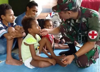 Prajurit Satgas Batalyon 126 Kala Cakti Obati Anak Pengungsi Sentani di Panti Asuhan