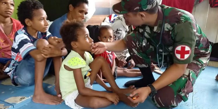 Prajurit Satgas Batalyon 126 Kala Cakti Obati Anak Pengungsi Sentani di Panti Asuhan Prajurit Satgas Batalyon 126 Kala Cakti Obati Anak Pengungsi Sentani di Panti Asuhan