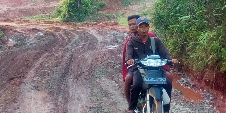 Masyarakat Desa Janji Kecewa, Proyek Peningkatan Jalan Bangun Sari Jadi Kubangan Kerbau Masyarakat Desa Janji Kecewa, Proyek Peningkatan Jalan Bangun Sari Jadi Kubangan Kerbau