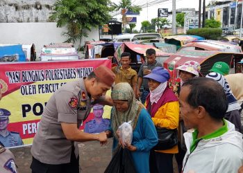 Usai Menyapa Subuh dengan Kapolrestabes, Kapolsek Percut Sei Tuan Bagikan Nasi Bungkus