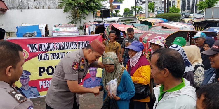 Usai Menyapa Subuh dengan Kapolrestabes, Kapolsek Percut Sei Tuan Bagikan Nasi Bungkus