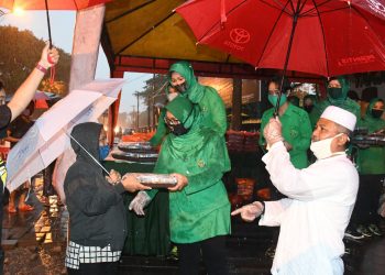 Persit KCK PD I/Bukit Barisan Bagi-Bagi Takjil Gratis Jelang Berbuka Puasa