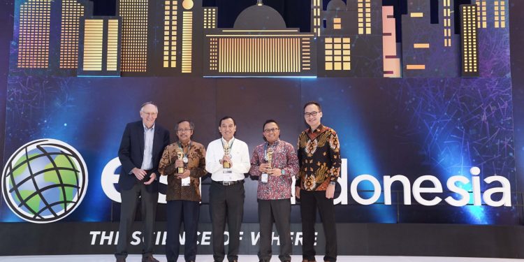 DKI Jakarta, Pertamina Hulu Energi, BMKG, dan Kementerian ESDM Mendapatkan Penghargaan untuk Inovasi di Bidang Geospasial DKI Jakarta, Pertamina Hulu Energi, BMKG, dan Kementerian ESDM Mendapatkan Penghargaan untuk Inovasi di Bidang Geospasial