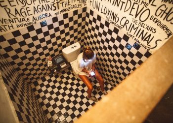 Berbahaya, Hentikan Kebiasaan Membawa Ponsel di Toilet