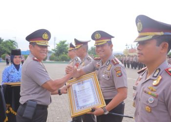 Kapolres Lampung Barat Dapat Pin Perak dan Piagam Penghargaan Dari Kapolri