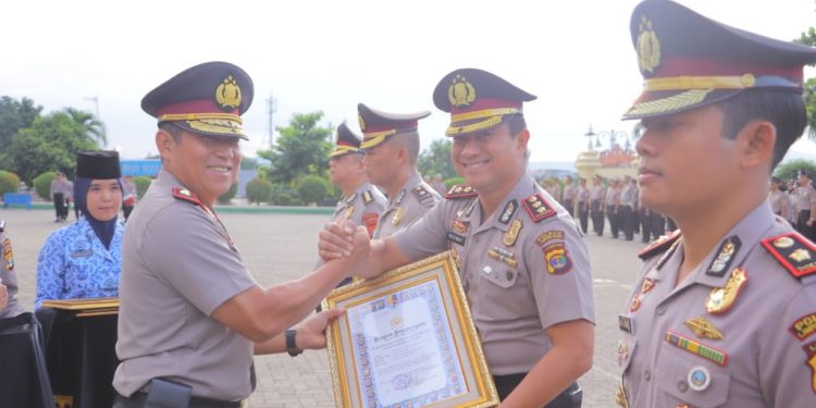 Kapolres Lampung Barat Dapat Pin Perak dan Piagam Penghargaan Dari Kapolri
