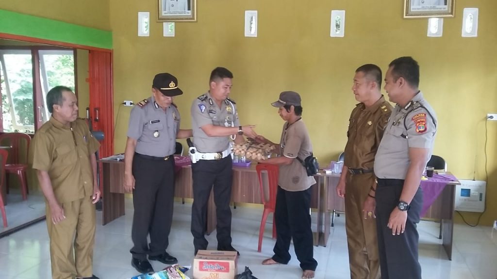Polsek Pesisir Utara Berikan Bantuan Kepada Korban Tanah Longsor