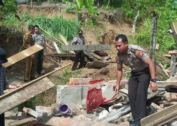 Polsek Pesisir Utara Berikan Bantuan Kepada Korban Tanah Longsor