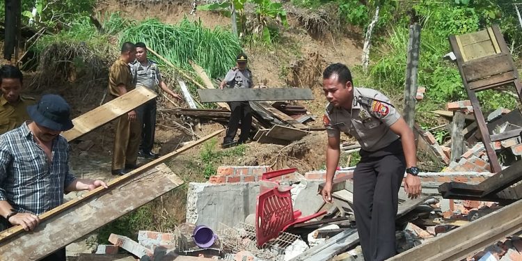 Polsek Pesisir Utara Berikan Bantuan Kepada Korban Tanah Longsor