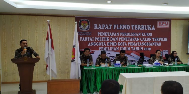 KPU Pematangsiantar Rapat Pleno Tetapkan Perolehan Kursi Parpol dan Anggota DPRD Siantar Terpilih KPU Pematangsiantar Rapat Pleno Tetapkan Perolehan Kursi Parpol dan Anggota DPRD Siantar Terpilih