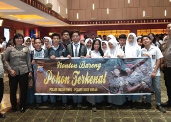 Kapolsek Medan Baru Bawa Anak SMA Nonton Film Pohon Terkenal di Bioskop