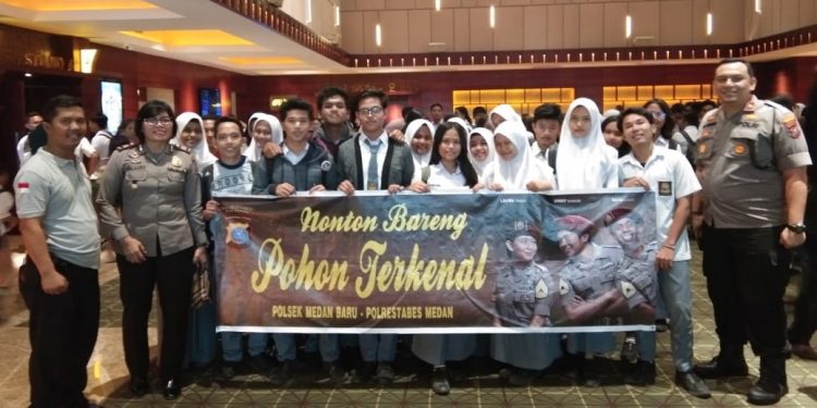 Kapolsek Medan Baru Bawa Anak SMA Nonton Film Pohon Terkenal di Bioskop Kapolsek Medan Baru Bawa Anak SMA Nonton Film Pohon Terkenal di Bioskop