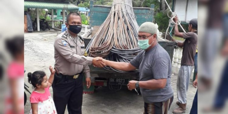 Kapolsek Medan Labuhan Serahkan Bantuan Material Bangunan ke Masjid Al Kautsar di Desa Telaga Tujuh