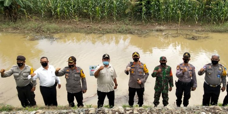 Kapolres Tapsel Kunjungi dan Harapkan Kampung Tangguh Dalihan Natolu Jadi Kampung Percontohan Kapolres Tapsel Kunjungi dan Harapkan Kampung Tangguh Dalihan Natolu Jadi Kampung Percontohan