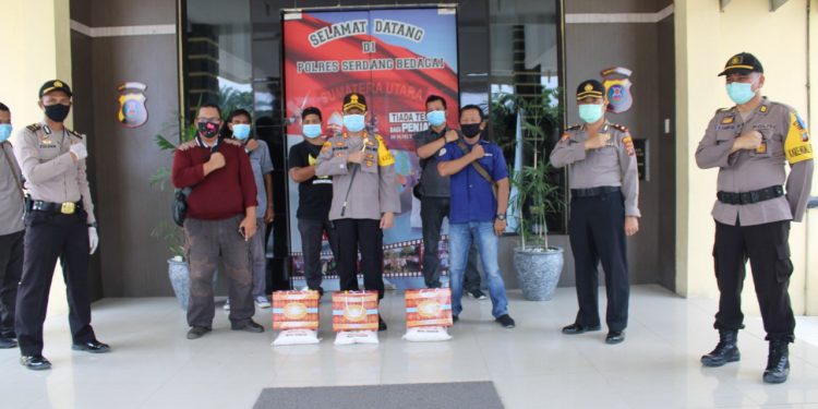 Garda Terdepan Liput Covid -19, Kapolres Sergai Beri Bingkisan dan Masker untuk Jurnalis Garda Terdepan Liput Covid -19, Kapolres Sergai Beri Bingkisan dan Masker untuk Jurnalis