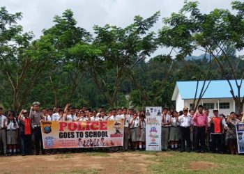 Kasat Lantas Polres Dairi Bagikan Helm Gratis Kepada Para Guru dan Murid SMAN 1 Siempat Nempu Hilir