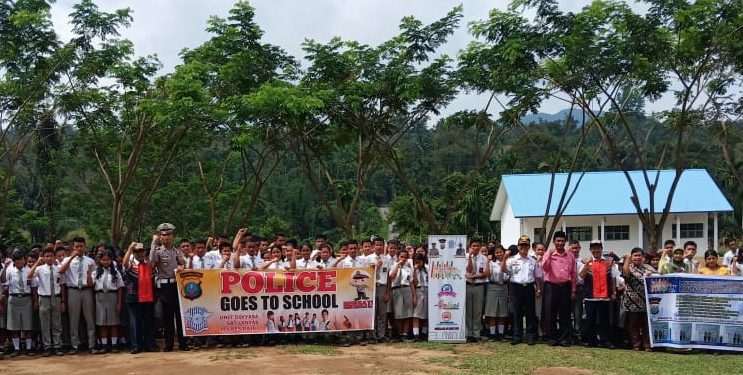 Kasat Lantas Polres Dairi Bagikan Helm Gratis Kepada Para Guru dan Murid SMAN 1 Siempat Nempu Hilir