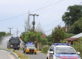 Antisipasi Penyebaran Covid-19, Polres Tapteng Semprot Disinfektan di Jalan Raya
