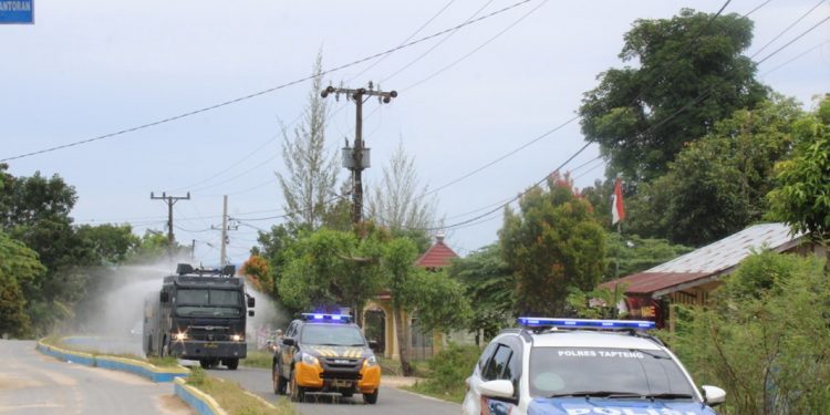 Antisipasi Penyebaran Covid-19, Polres Tapteng Semprot Disinfektan di Jalan Raya
