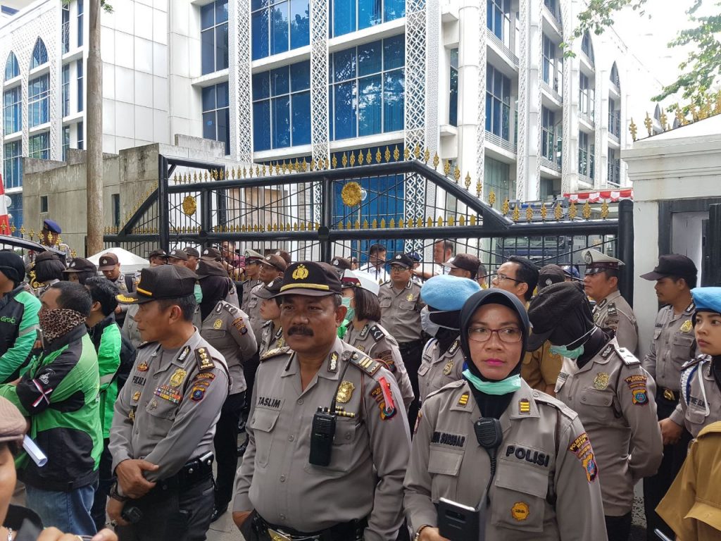 Ratusan Driver Ojek Online Berdemo di DPRD Sumatera Utara