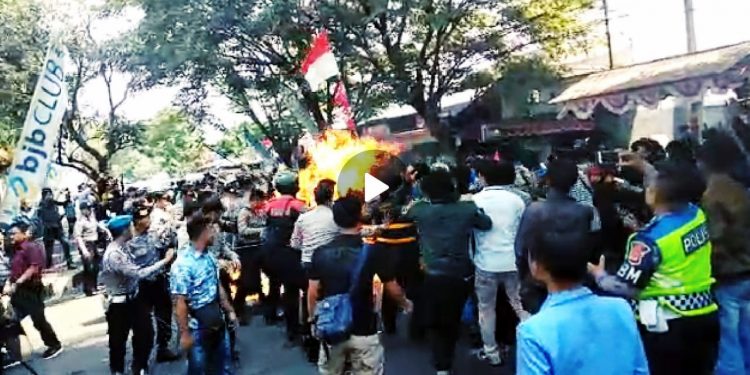 Bripda FA Simbolon, Satu dari Tiga Polisi yang Terbakar saat Amankan Demo Bripda FA Simbolon, Satu dari Tiga Polisi yang Terbakar saat Amankan Demo