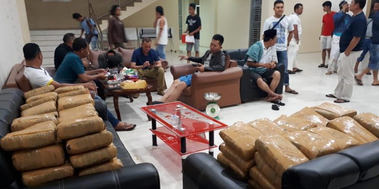 Dua Oknum Polisi Ditangkap Bawa 130 Bal Ganja Dengan Mobil Patroli Polisi Dua Oknum Polisi Ditangkap Bawa 130 Bal Ganja Dengan Mobil Patroli Polisi