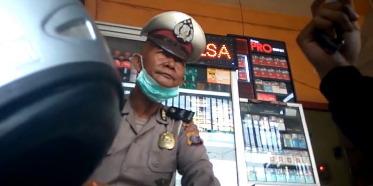 Viral! Polisi Minta Rp 26 Ribu. Netizen: Ngemis Minta Uang Rokok... Viral! Polisi Minta Rp 26 Ribu. Netizen: Ngemis Minta Uang Rokok...