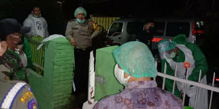 Keluarga Wanita yang Dinyatakan Positif Covid-19 di Parapat, Melakukan Perlawanan saat Dijemput Petugas Keluarga Wanita yang Dinyatakan Positif Covid-19 di Parapat, Melakukan Perlawanan saat Dijemput Petugas