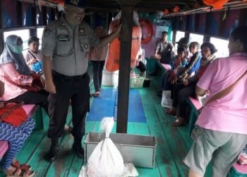 Sat Pol Air Polres Samosir Memberikan Penyuluhan Kepada Penumpang Kapal di Danau Toba