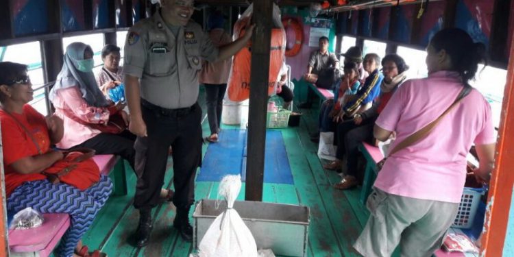 Sat Pol Air Polres Samosir Memberikan Penyuluhan Kepada Penumpang Kapal di Danau Toba Sat Pol Air Polres Samosir Memberikan Penyuluhan Kepada Penumpang Kapal di Danau Toba