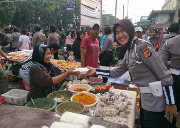 Hari Kartini, Polwan Polres Bogor Bagi-bagi Nasi Bungkus...