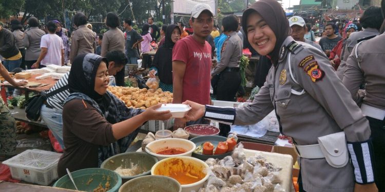 Hari Kartini, Polwan Polres Bogor Bagi-bagi Nasi Bungkus...