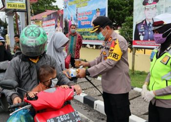 Jelang Berbuka Puasa, Polres Dairi Berbagi Takjil di Depan Mako